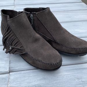 Minnetonka Gray Suede Fringed Moccasin booties sz9